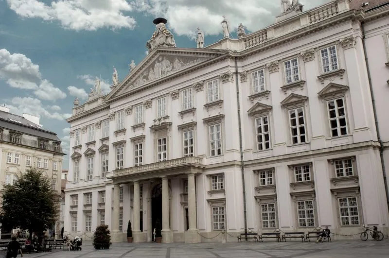 Le palais du Primat à Bratislava, un palais néoclassique rose situé sur Primaciálne námestie.