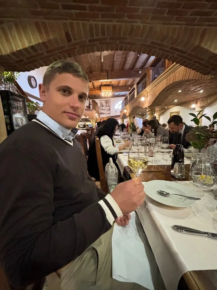 a gentlemen posing with Slovakian wine at vinnum gallery bozen