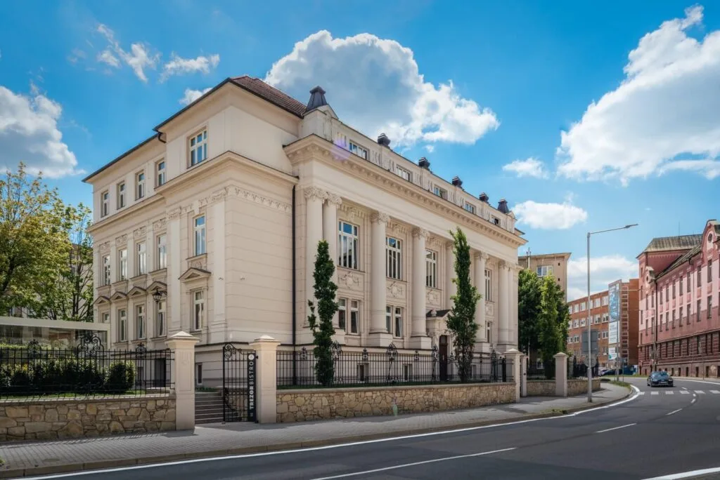 Trezor Bistro en Zilina: edificio bancario neoclásico histórico