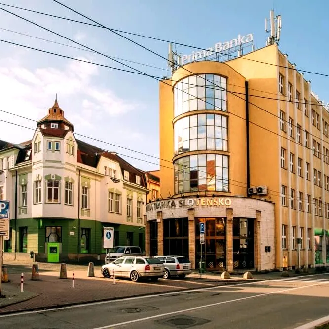 Palacio Financiero de Zilina, Eslovaquia: histórico edificio funcionalista en el centro de la ciudad