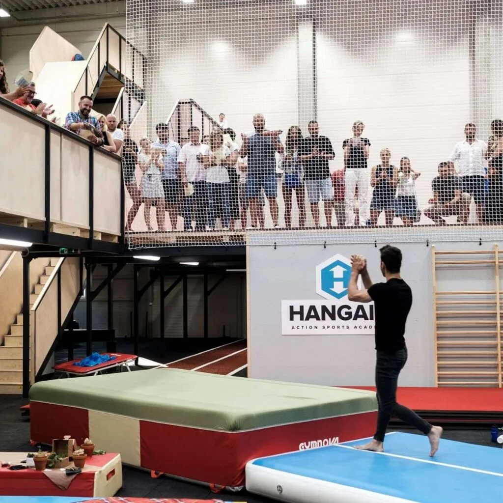 Grupo corporativo participando en actividad de team building en Hangar Action Sports Academy Bratislava