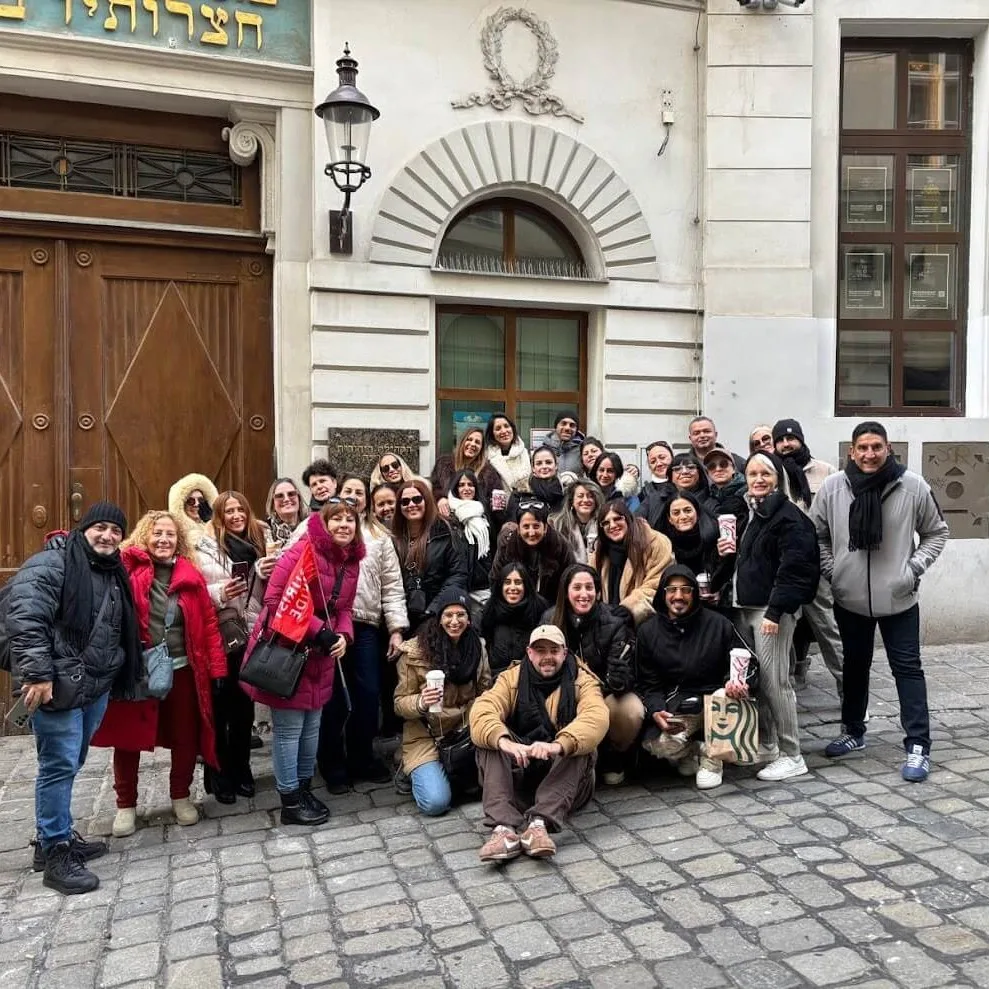 Gran grupo en una visita guiada a pie por el histórico barrio judío de Bratislava
