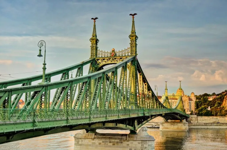 La estructura de hierro verde del puente de la Libertad sobre el Danubio en Budapest, con el hotel Gellért en la otra orilla.