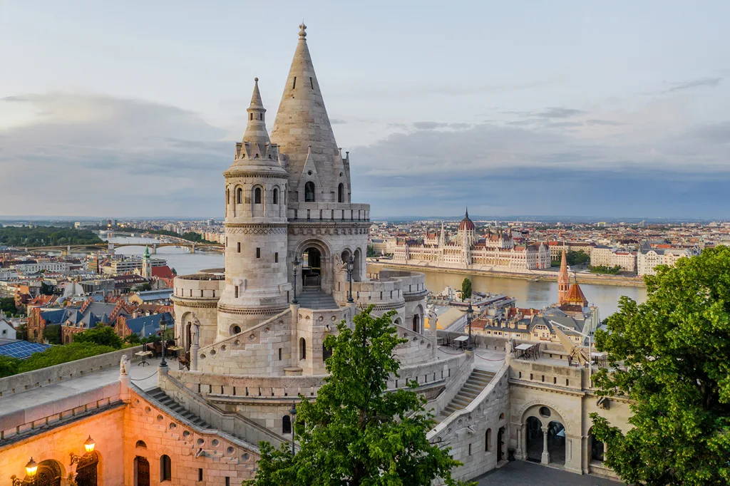 El Bastión de los Pescadores de Budapest al anochecer, con vistas al Parlamento húngaro al otro lado del Danubio.