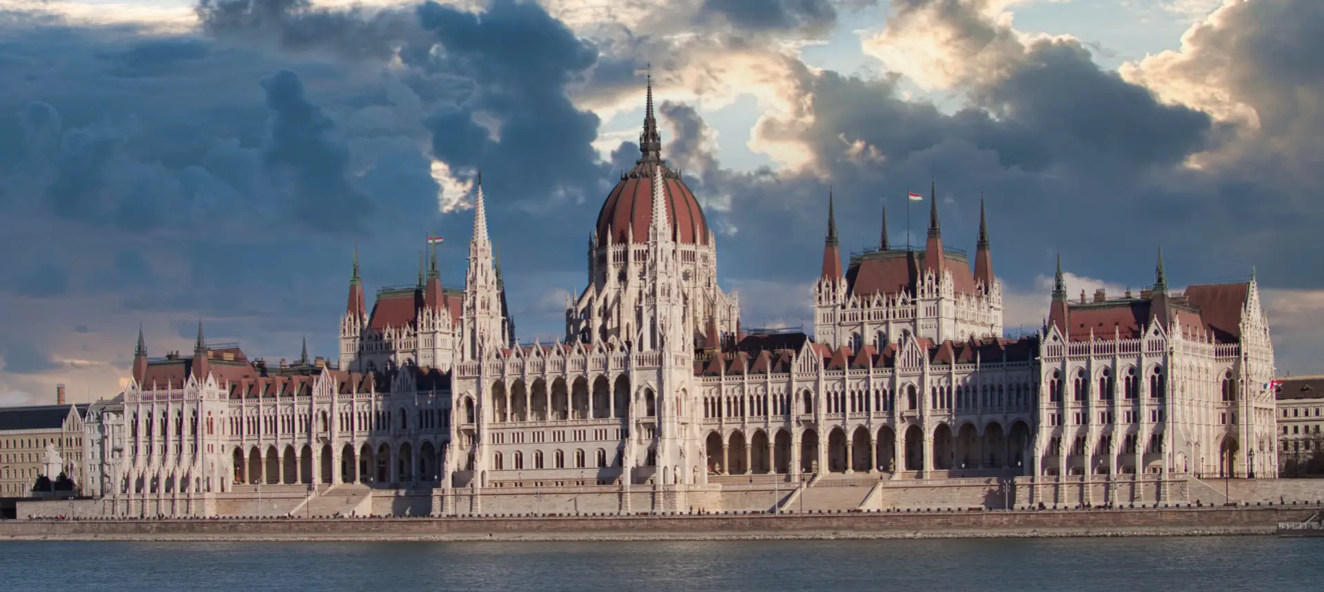 El Parlamento húngaro en el muelle del Danubio en Budapest bajo un cielo dramático.