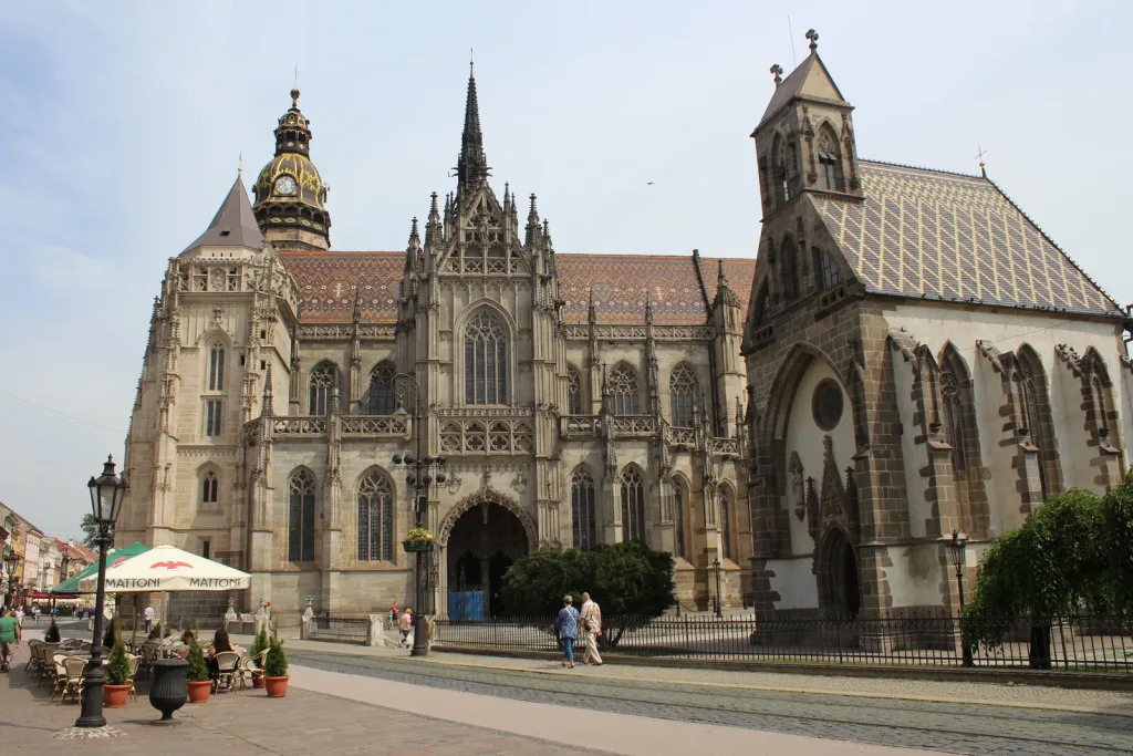 La cathédrale Sainte-Élisabeth de Košice, la plus grande église de Slovaquie, sur la place principale.