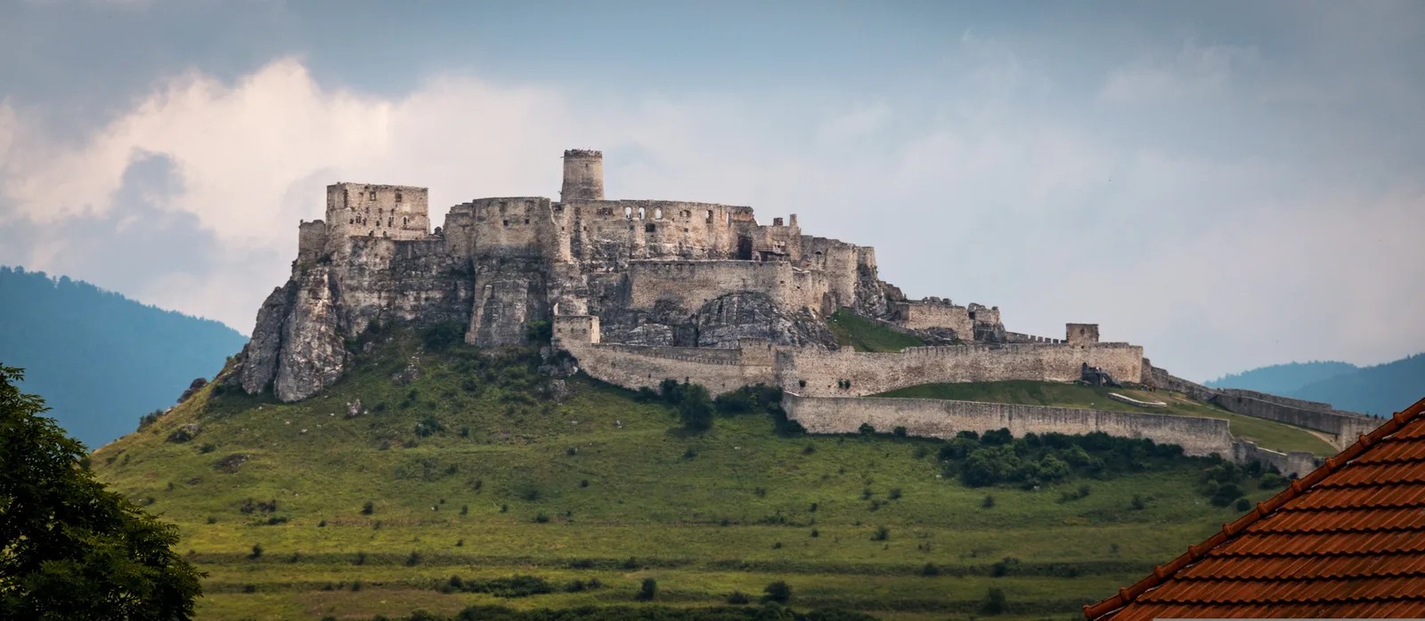 Le château de Spiš sur sa crête calcaire au-dessus de la plaine du Spiš, l'un des plus vastes ensembles de châteaux d'Europe centrale.