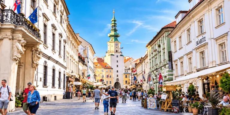 La porte Michel et la rue piétonne à travers la vieille ville de Bratislava par un après-midi d'été.