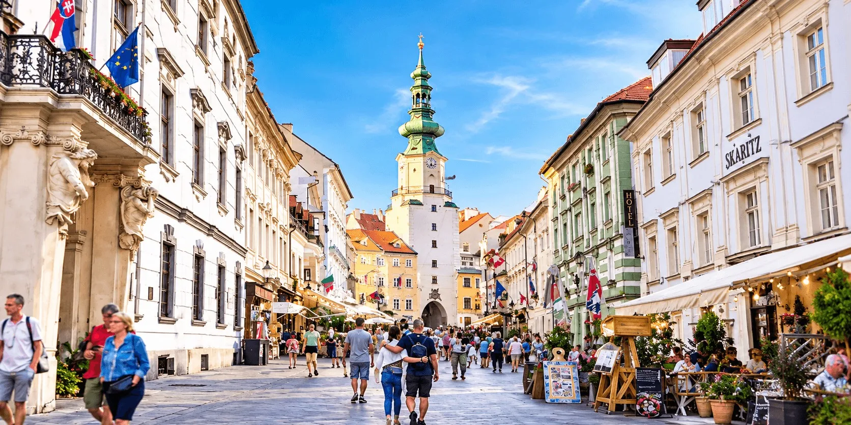 La porte Michel et la rue piétonne à travers la vieille ville de Bratislava par un après-midi d'été.