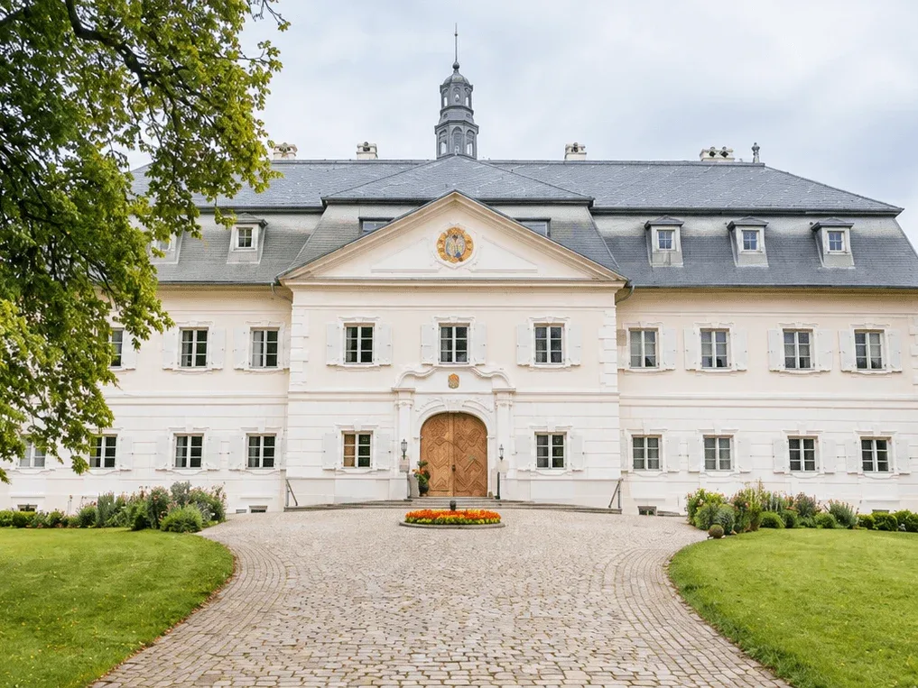 Il palazzo signorile restaurato di Chateau Gbeľany vicino a Žilina, in fondo al suo viale acciottolato attraverso il parco.