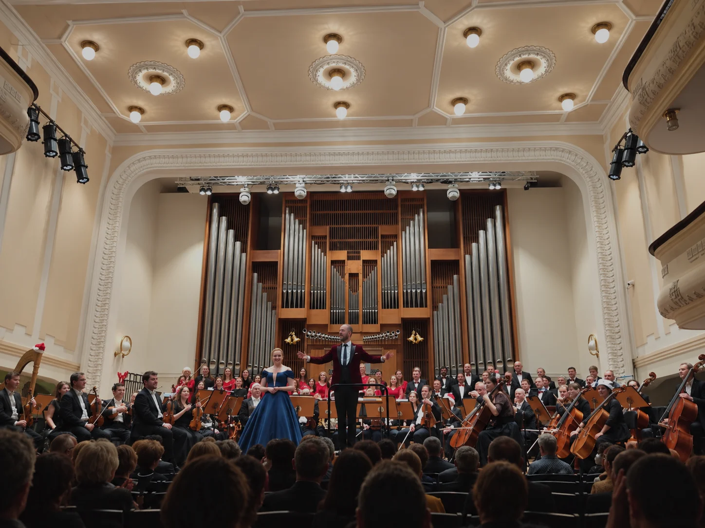 Un’orchestra, un coro e un solista sul palco davanti all’organo a canne nella sala da concerti Dom umenia Fatra a Žilina, che si esibiscono per gli ospiti dell’evento.