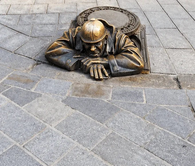 Čumil, la estatua de bronce de un trabajador de alcantarillado asomando por una tapa de registro en la esquina de Panská y Rybárska brána, en el casco antiguo de Bratislava.