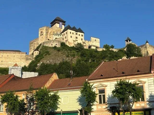 Le château de Trenčín sur son rocher au-dessus des maisons pastel de la vieille ville.