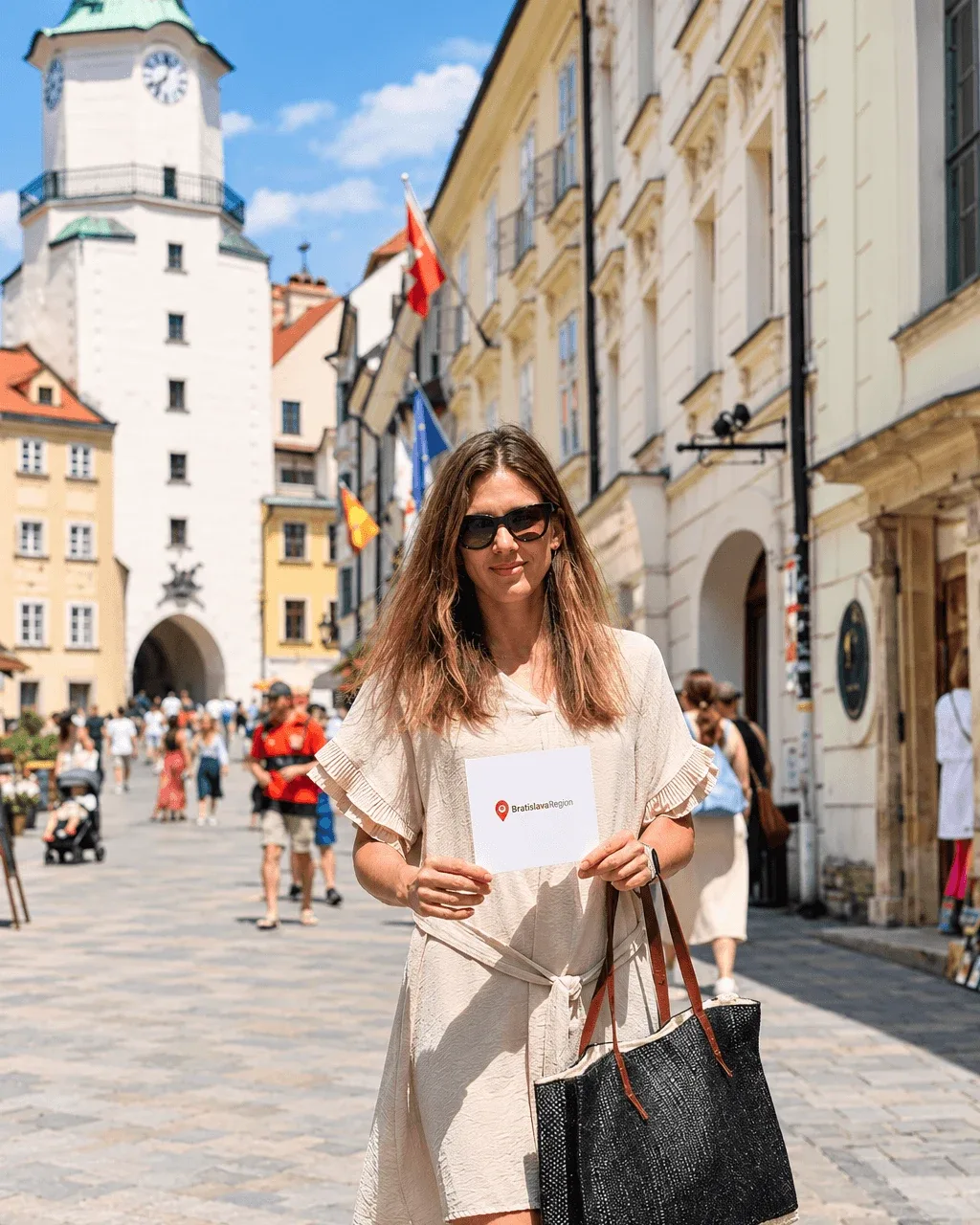 Katarina Stanik, MICE-Spezialistin bei E-TRAVEL.SK, in der Straße Michalská in der Altstadt von Bratislava, hinter ihr das Michaelertor.