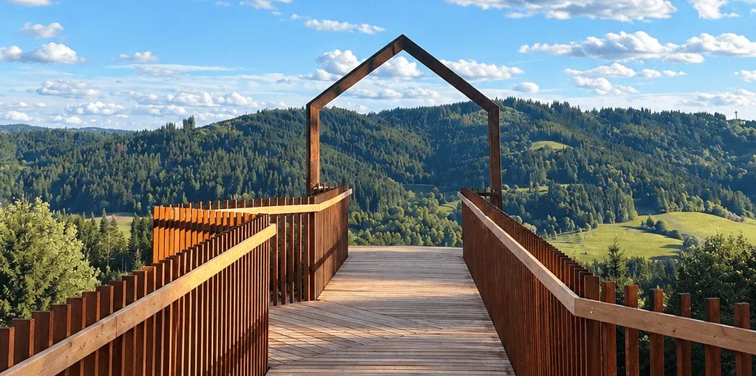 La passerelle-belvédère en bois de Korňa, dans la région de Kysuce, sa structure en forme de maison dominant des collines boisées.