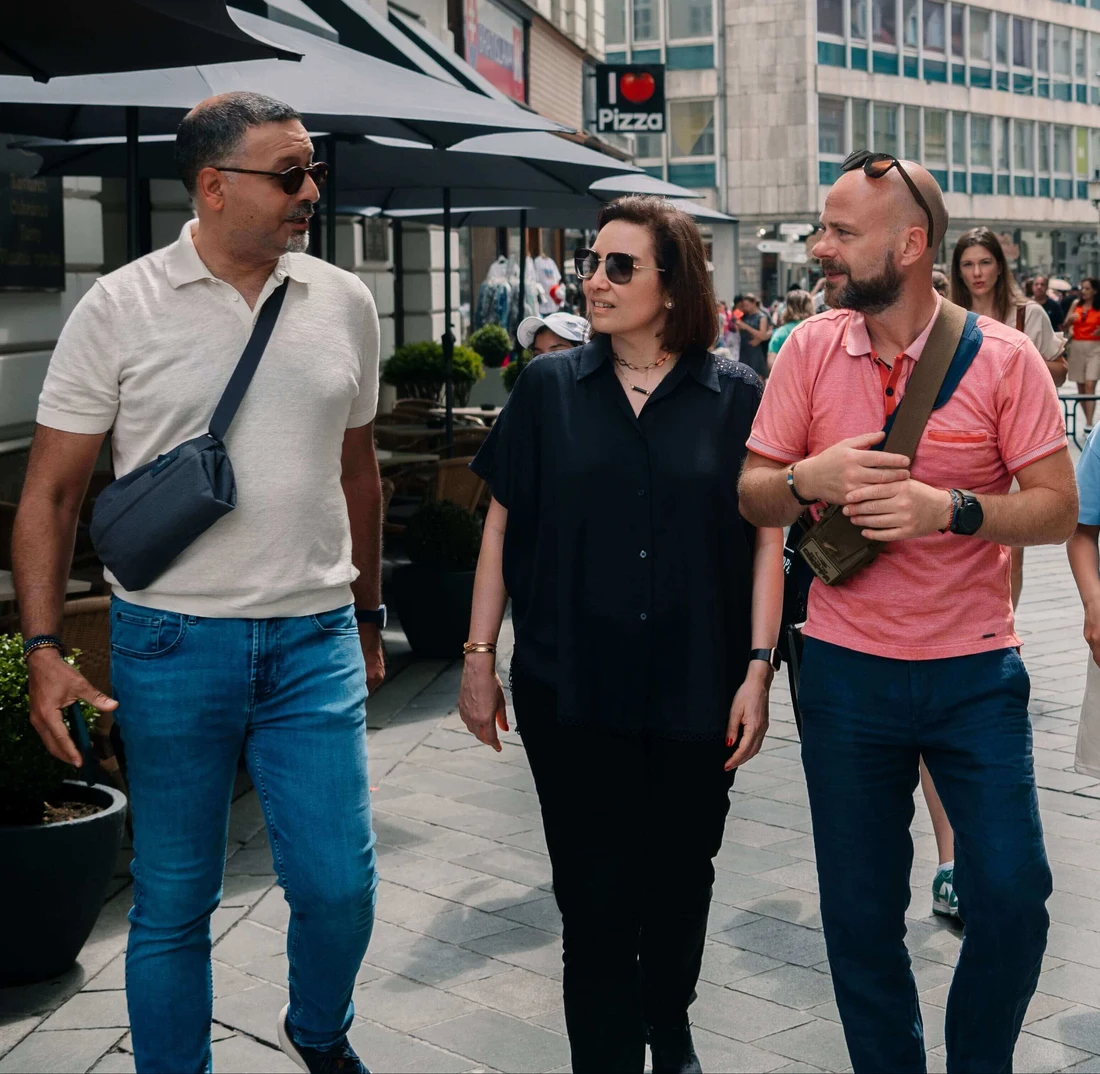 Un guía local titulado dirigiendo una visita privada por una calle peatonal del casco antiguo de Bratislava.