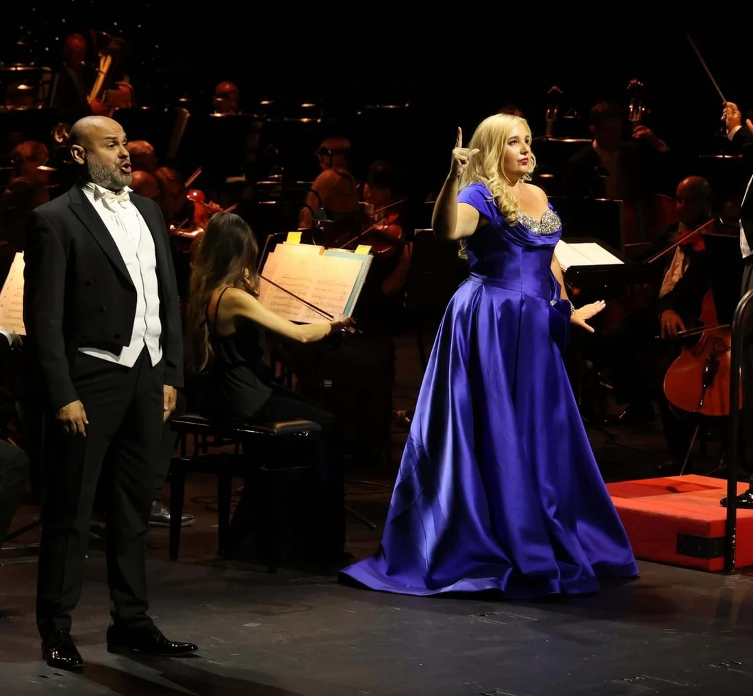 Dos solistas cantando con la orquesta en un concierto de gala de ópera en el Teatro Nacional Eslovaco de Bratislava.