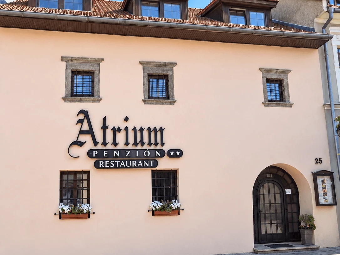La facciata della Penzión Atrium, una pensione con ristorante nel centro storico di Spišská Sobota a Poprad, sotto gli Alti Tatra.