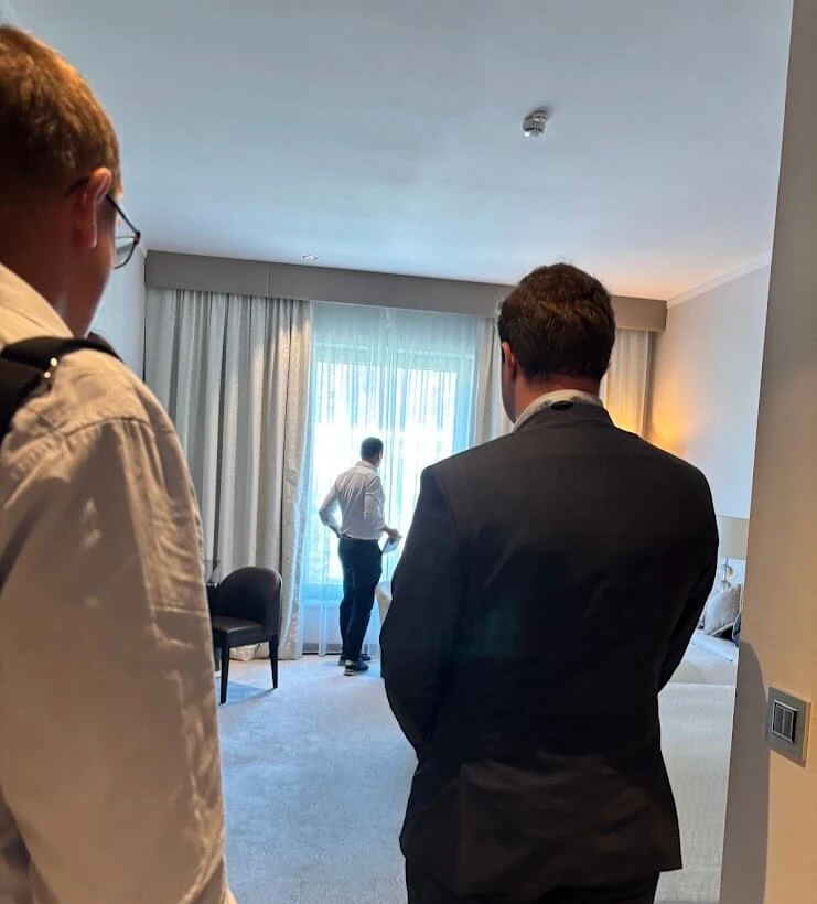 Il team di e-travel durante un sopralluogo, mentre controlla una camera per gli ospiti al Grand Hotel River Park di Bratislava.