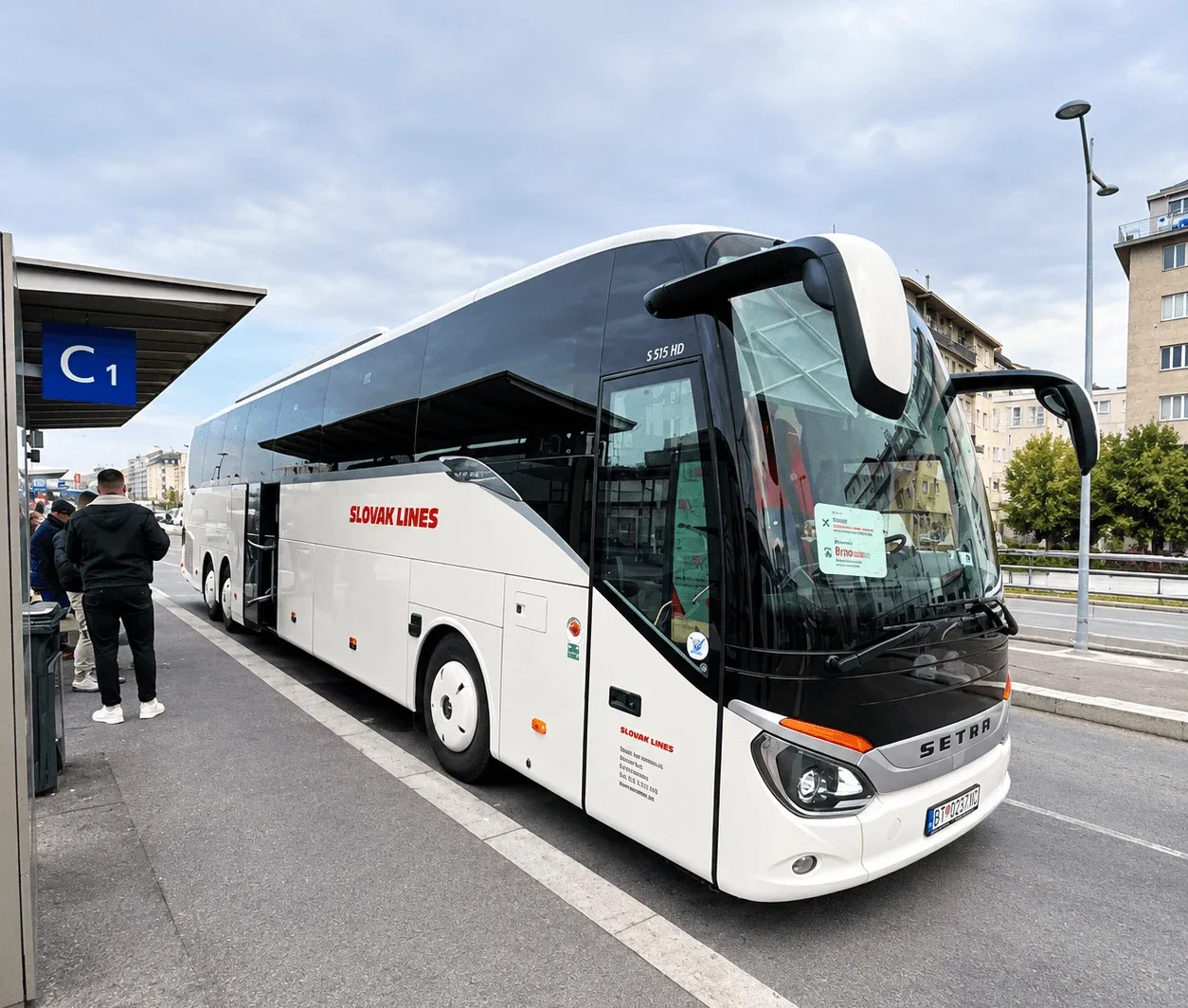 Un autocar de Slovak Lines en el andén de salida, listo para una excursión de un día de Viena a Bratislava.