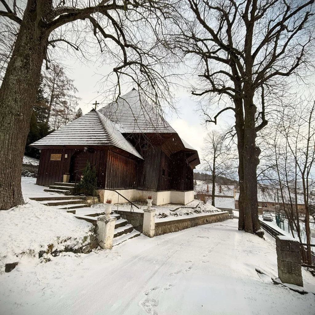 Église en bois à Istebné : Un trésor historique en Slovaquie