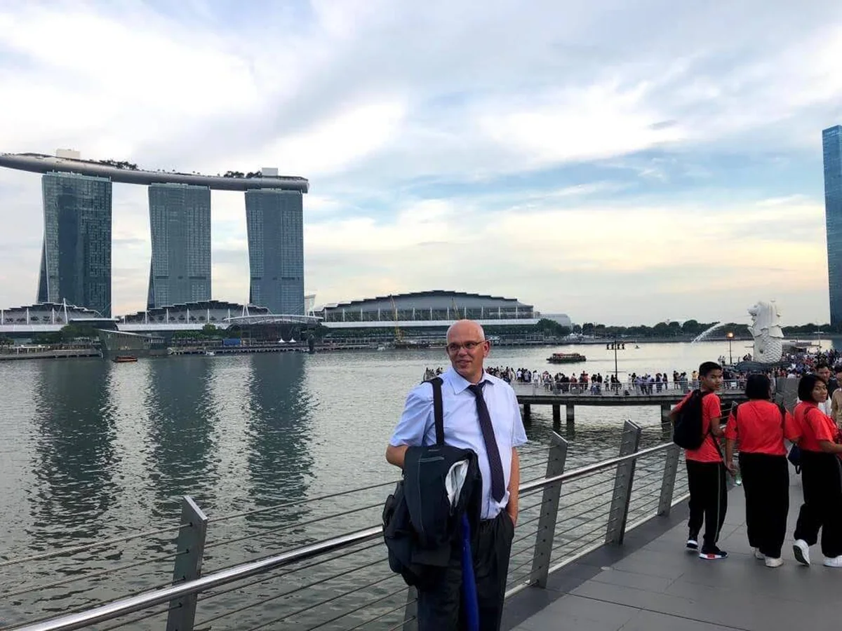 Igor, Gründer von E-TRAVEL.SK, auf der Uferpromenade an der Marina Bay in Singapur.