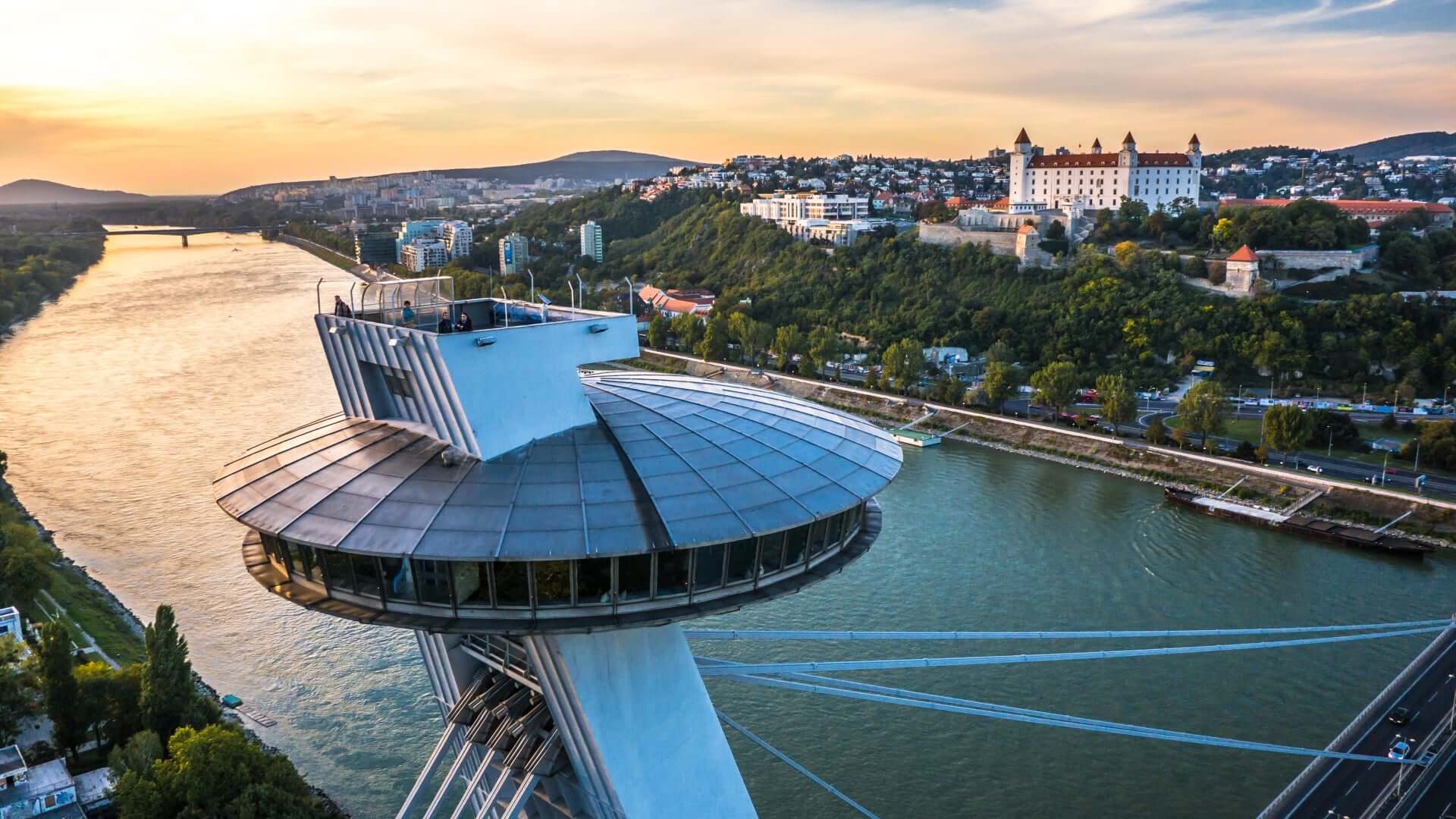Bratislava City Break, Ufo