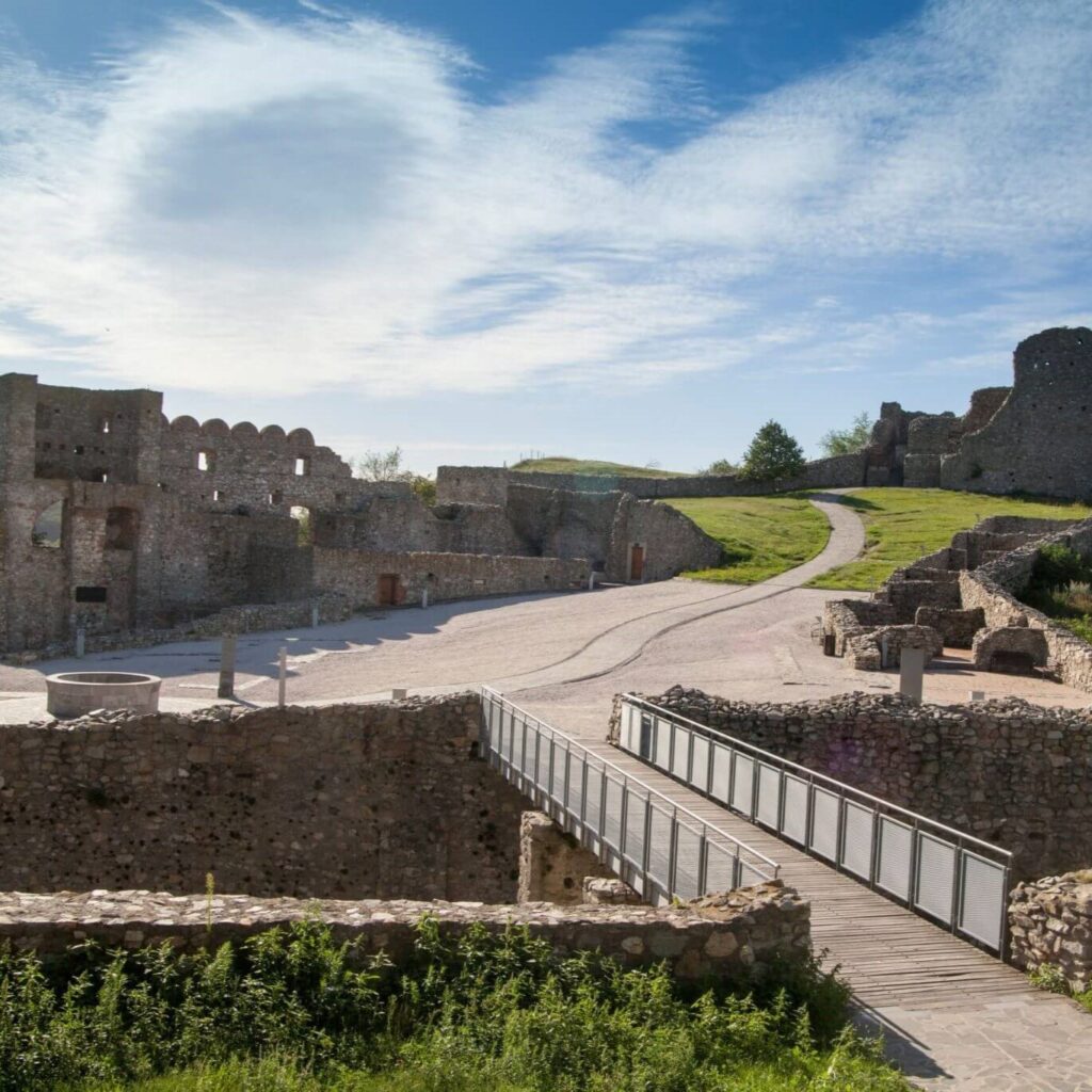 Slovakian Castles, Devin Exterier