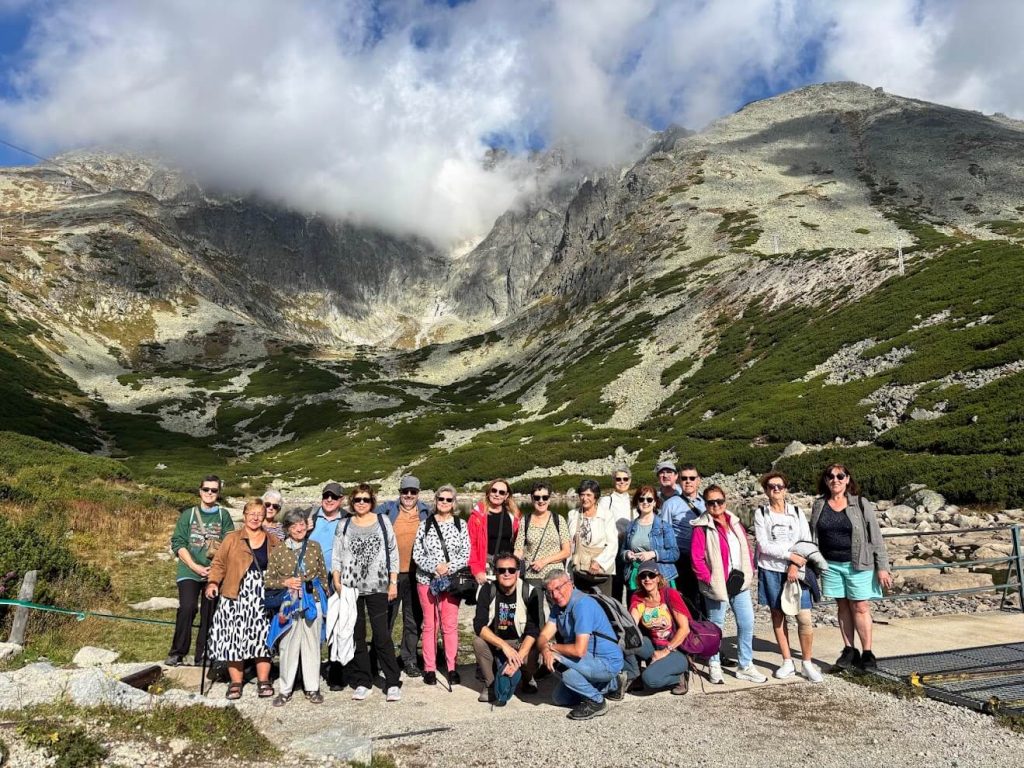 Groupe de voyageurs avec leur guide DMC devant les 
sommets des Hautes Tatras en Slovaquie — excursion 
organisée par e-travel.sk incoming DMC Slovaquie