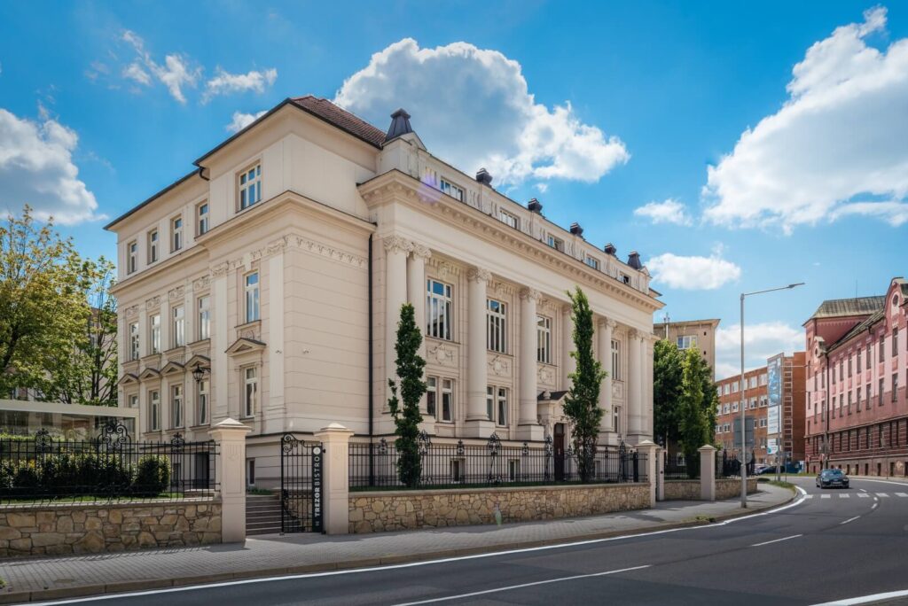 Trezor Bistro en Zilina: edificio bancario neoclásico histórico
