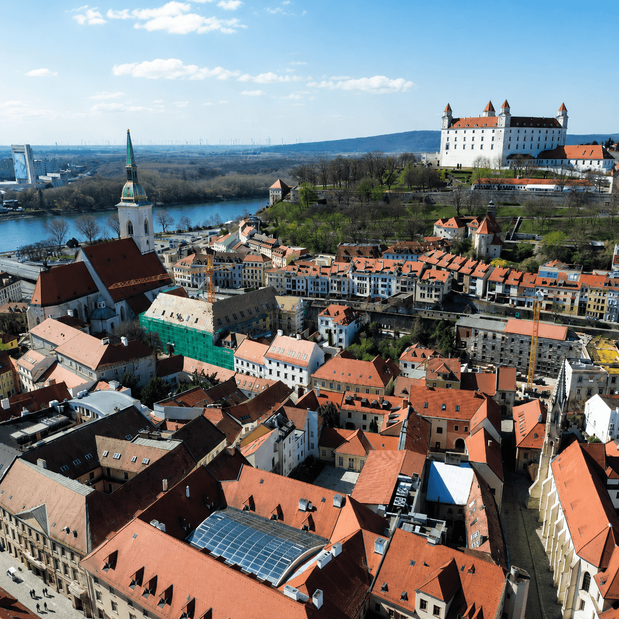 Vista aérea del casco antiguo de Bratislava con el Castillo de Bratislava y el Danubio — destino emblemático del DMC receptivo en Eslovaquia e-travel.sk.